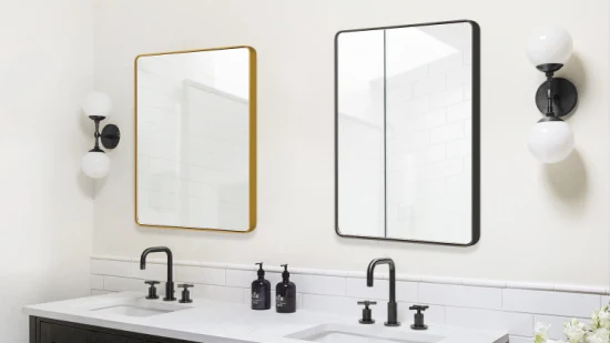 Rechteckiger Badezimmerspiegel mit schwarzem Metallrahmen